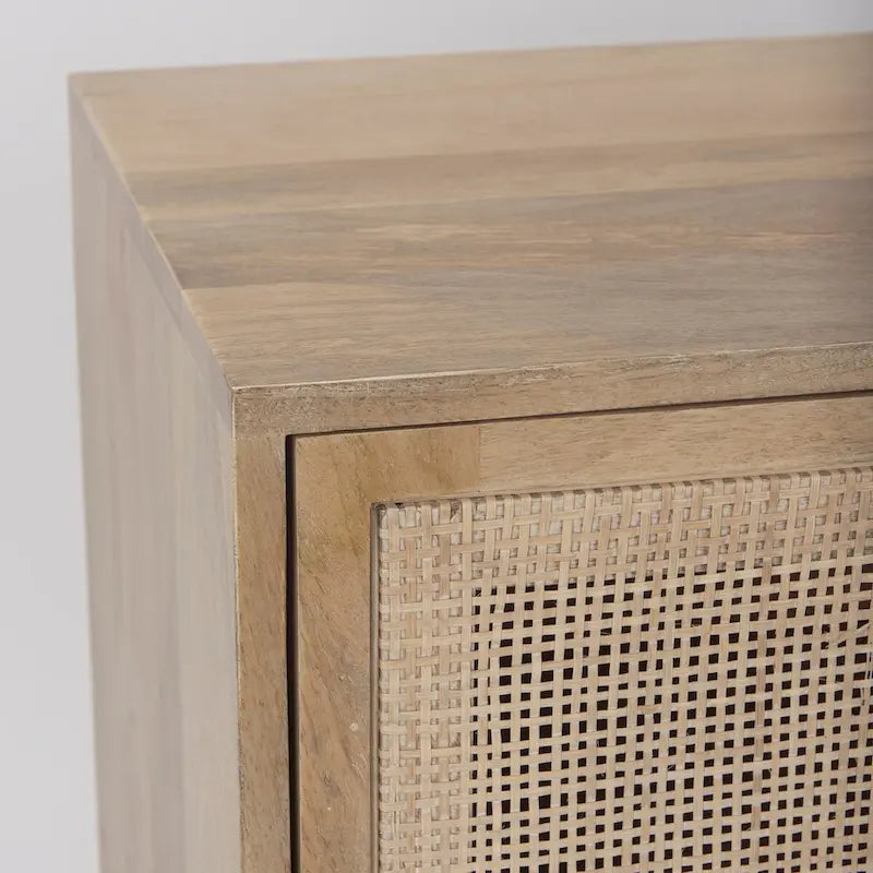 Armoire d'appoint en bois massif brun clair avec portes en rotin