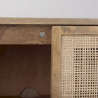 Armoire d'appoint en bois massif brun clair avec portes en rotin