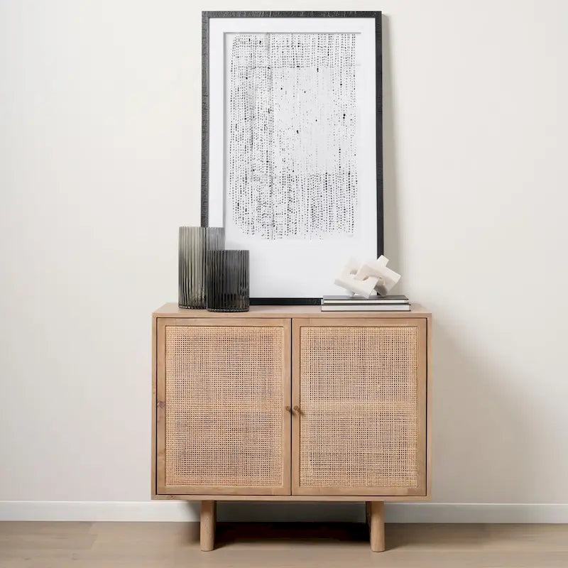 Armoire d'appoint en bois massif brun clair avec portes en rotin