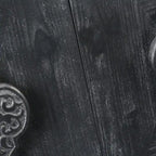 Armoire antique à quatre portes avec poignée de porte sculptée en forme de fleur