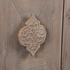 Armoire antique à quatre portes avec poignée de porte sculptée en forme de fleur
