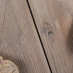 Armoire antique à quatre portes avec poignée de porte sculptée en forme de fleur